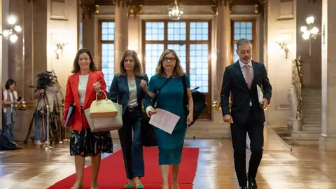 Ministros dos Assuntos Parlamentares, Pedro Duarte, e da Saúde, Ana Paula Martins, e Secretárias de Estado Ana Povo e Cristina Vaz Tomé a caminho do plenário da Assembleia da República.