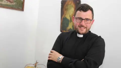 Don Sergio Gómez, párroco de Salvaterra, cumple nueve años de sacerdocio.