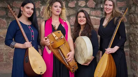 Telli Turnalar canta ainda as liturgias orientais das diferentes religiões presentes na Anatólia, nomeadamente através dos textos de grandes poetas místicos ancestrais.