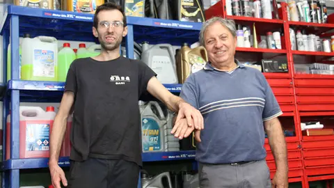 Enrique y Dani, en Talleres Ensa, en Salvaterra de Miño.