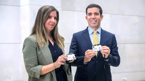 Ministros da Presidência, António Leitão Amaro, e da Juventude e Modernização, Margarida Balseiro Lopes, mostram os seus cartões de acesso ao Campus XXI, Lisboa.