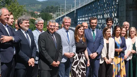 El presidente de la Xunta participó hoy en el acto de firma pública de un manifiesto a favor del impulso de las conexiones con el país vecino.