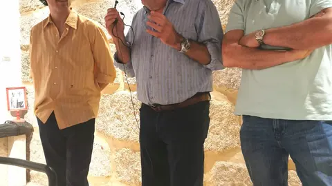 Beny Fernández, con los artistas durante la presentación de la exposición.