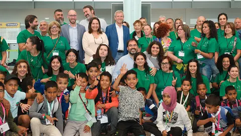 El jefe del Ejecutivo gallego, Alfonso Rueda, da la bienvenida a los niños saharauis que participan en el programa Vacaciones en Paz y saluda a las familias de acogida. Aeropuerto de Peinador, Vigo.