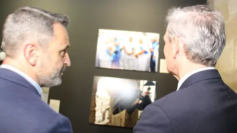 El presidente de la Xunta, Alfonso Rueda, estuvo en la inauguración de la exposición en Santiago.