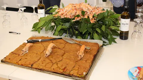 Empana de millo con cigalas y gambas de Punta Umbría y cigalas cocidas.