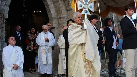 El administrador apostólico de la diócesis de Tui-Vigo, Luis Quinteiro bendice el mar desde la entrada del templo con el Santísimo Sacramento.