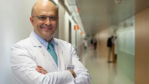 El experto en fertilidad Dr. Luis Chiva de Agustín visita Nigrán para hablar sobre vida humana.