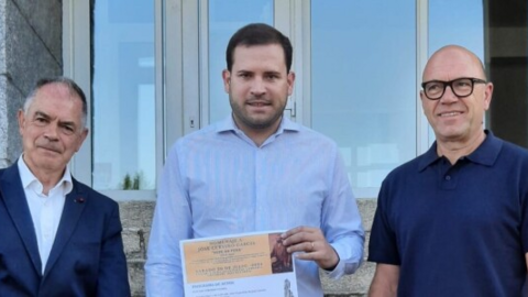 Maximino Fernández Sendín (primero por la izq.) reivindica la autoría del Crucero de Hío en un homenaje a Pepe da Pena en su aldea natal.