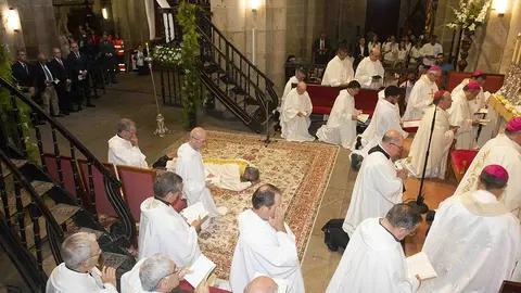 Momento de la ceremonia con el nuevo candidato a obispo tumbado en el suelo.
