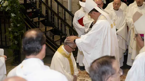 Momento de la imposición de manos al nuevo obispo.