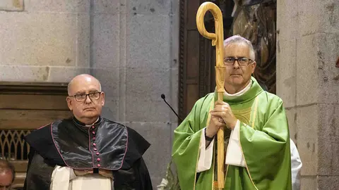 Mons. Antonio Valín Valdés, recientemente ordenado obispo, preside su primera misa episcopal en la concatedral de Vigo. ARCHIVO.
