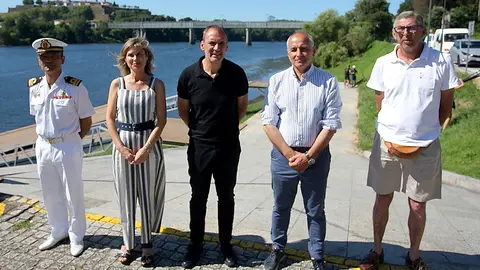 El alcalde de Tui, Enrique Cabaleiro; la diputada provincial de Turismo, María Nava Castro; el segundo de la Comandancia Naval del Miño, Carlos López; el jefe del Servicio Provincial de Deportes de la Xunta de Galicia, Daniel Benavides; y el representante de la Real Federación Gallega de Motonáutica, Carlos Estévez.