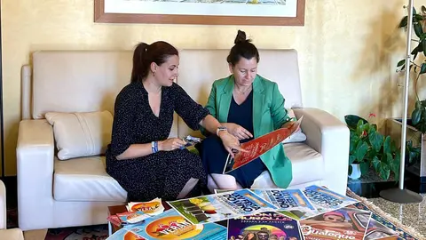 A alcaldesa de Salvaterra, Marta Valcárcel, e a concelleira de Cultura. Lorena Soto.