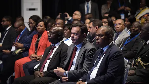 Primeiro-Ministro Luís Montenegro com os Ministros angolanos das Relações Exteriores, Téte António, e da Indústria e Comércio, Rui Miguéns de Oliveira, no Fórum Económico Angola-Portugal, Luanda.