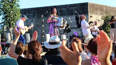 Núñez y sus músicos en plena actuación en el Castelo de Salvaterra.