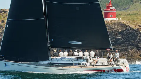 El Aceites Abril pasando frente al faro de Punta Robaleira. LALO R VILLAR.