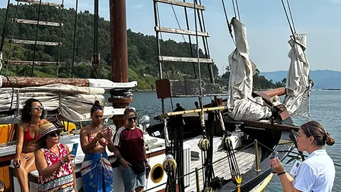De la tarima a las bateas: los artistas de Sinsal se mojan en la ría. Visita Ría de Vigo con Sinsal 2024