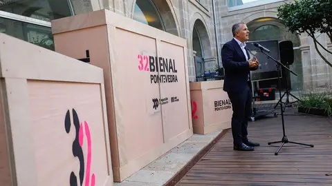 Rafa Dominguez, presenta  a imaxe  para a Bienal de Arte de Pontevedra.