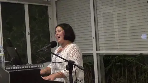 Laura interpretó un repertorio variado que incluyó piezas de reconocidos compositores como Ludovico Einaudi, Pablo López, Sebastián Yatra y Freddie Mercury.