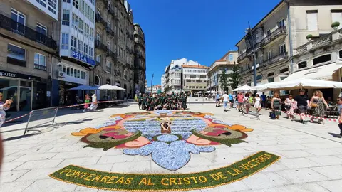 En la céntrica Porta do Sol, un equipo de 28 maestros alfombristas de Ponteareas, con las manos ágiles y los corazones llenos de devoción, comenzó a tejer un milagro floral.