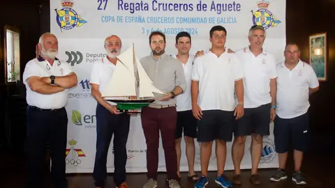 'Mirfak', vencedor en la Clase Concello de Marín Regata, recibe su premio de manos del Concelleiro Antonio Caiña .
