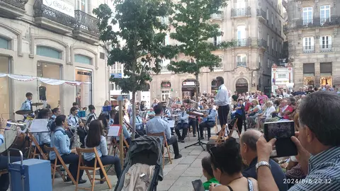 Xesús Bugarín, ao frente da Banda de Música  As Delicias de Caeiro, fundada polo seu pai no 1984.