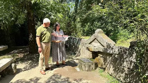 Ponteareas elabora su primer inventario de fuentes públicas: un recurso vital para la comunidad. Raquel Bautista y Juan Carlos González Carrera.