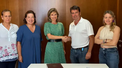 La alcaldesa, Nava Castro, con otros integrantes del programa.