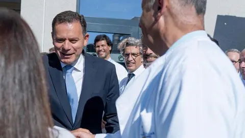 Primeiro-Ministro Luís Montenegro cumprimenta médicos, enfermeiros e funcionários da urgência obstétrica e pediátrica do Hospital de Santa Maria, Lisboa.