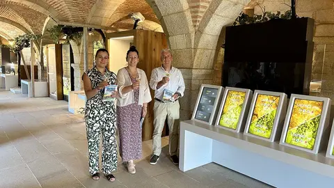 La alcaldesa do Concello de Salvaterra de Miño, Marta Valcárcel, el presidente Gran Mestre da Cofradía do Viño do Condado do Tea e Espumosos, Antonio Alén, y la Concelleira de Cultura, Lorena Soto, en el Museo de la Ciencia del Vino. ARCHIVO.