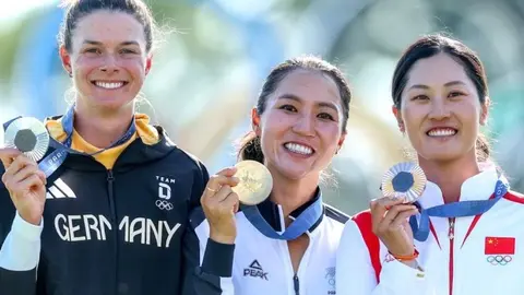 La alemana Esther Henseleit y la china Xiyu Lin, segunda y tercera clasificada, completaron el podio olímpico en el Golf National.