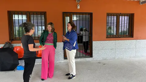 La alcaldesa, Nava Castro, en Centro Cultural do barrio de Cillarga.