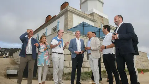 El presidente del Gobierno gallego participó en el acto de inauguración de la rehabilitación del faro primitivo del Cabo Silleiro.