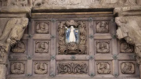 Imagen de la asunción de la virgen María en la puerta exterior de la catedral de Tui.