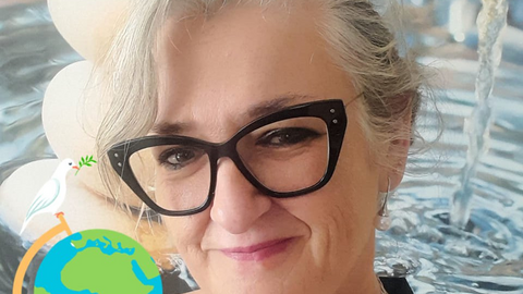 Mila Alonso, pintora expone su obra en la Cafetería Hipopotamus, en Pontevedra.