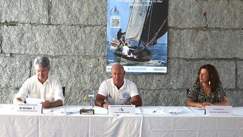 Los presentadores del evento, de izquierda a derecha,  alcalde de O Grove, José Antonio Cacabelos Rico;  presidente del club organizador, Javier Domínguez Rama y  por la familia Montenegro, Marian López.