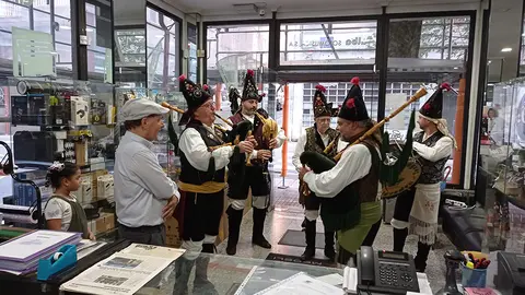 Los gaiteros Carlos Peso, Julio González, José Luis Aboal, el tambor Dioniso Aboal y el bombo Anxo Aboal, sorprendieron a otro icono de la música de Pontevedra, Aladino Barros Doporto.