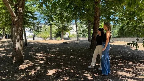 Nava Castro y Silvia F. Táboas en los terrenos de la escuela infantil.