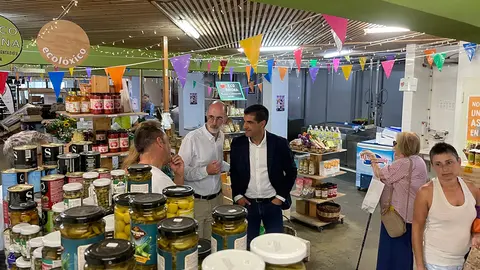 Gabriel Alén destaca el papel clave del comercio local en Baiona.