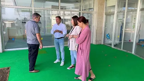 El gerente del Consorcio Galego de Servizos de Igualdade e Benestar visitó esta mañana el centro acompañado por la alcaldesa de la localidad.