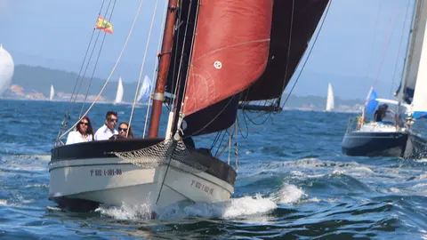 O Grove se convierte en el escenario de una espectacular regata de barcos clásicos.