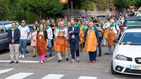 Tradicional desfile de cofradías desde la Casa del Concello hasta el recinto amurallado de Salvaterra.