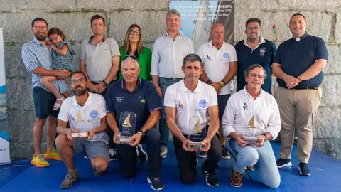 Los patrones de los cuatro barcos ganadores delante de las autoridades y colaboradores. ©CLARA GIRALDO.