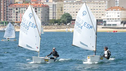 La Regata GADIS arrancó con fuerza en la Ría de Arousa, con Enzo Ferrón liderando la categoría Optimist.