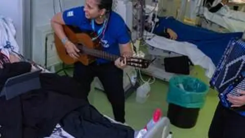 A través de microconciertos, el poder terapéutico de la música, mejorando la calidad de vida de  personas en hospitales y residencias de España.