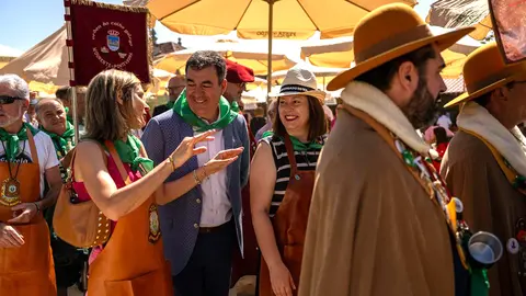 El conselleiro de Educación, Román Rodríguez, y la alcaldesa de Salvaterra, Marta Valcárcel.