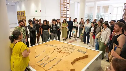 Encontro de Artistas Novos, ofrece a jóvenes creadores la oportunidad de mostrar su trabajo y aprender de artistas de renombre.