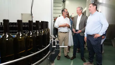 O presidente da Xunta, Alfonso Rueda, acompañado da conselleira de Medio Rural, María José Gómez, visita a bodega As Laxas. Arbo (Pontevedra).
