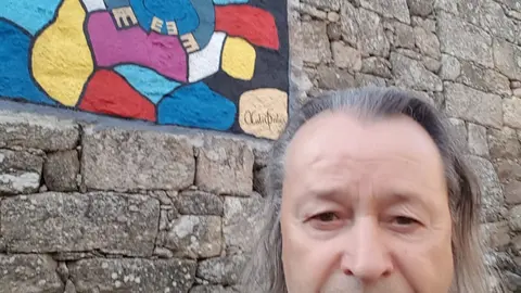 Xulio Fontes, ante un dos murales en Forxans.